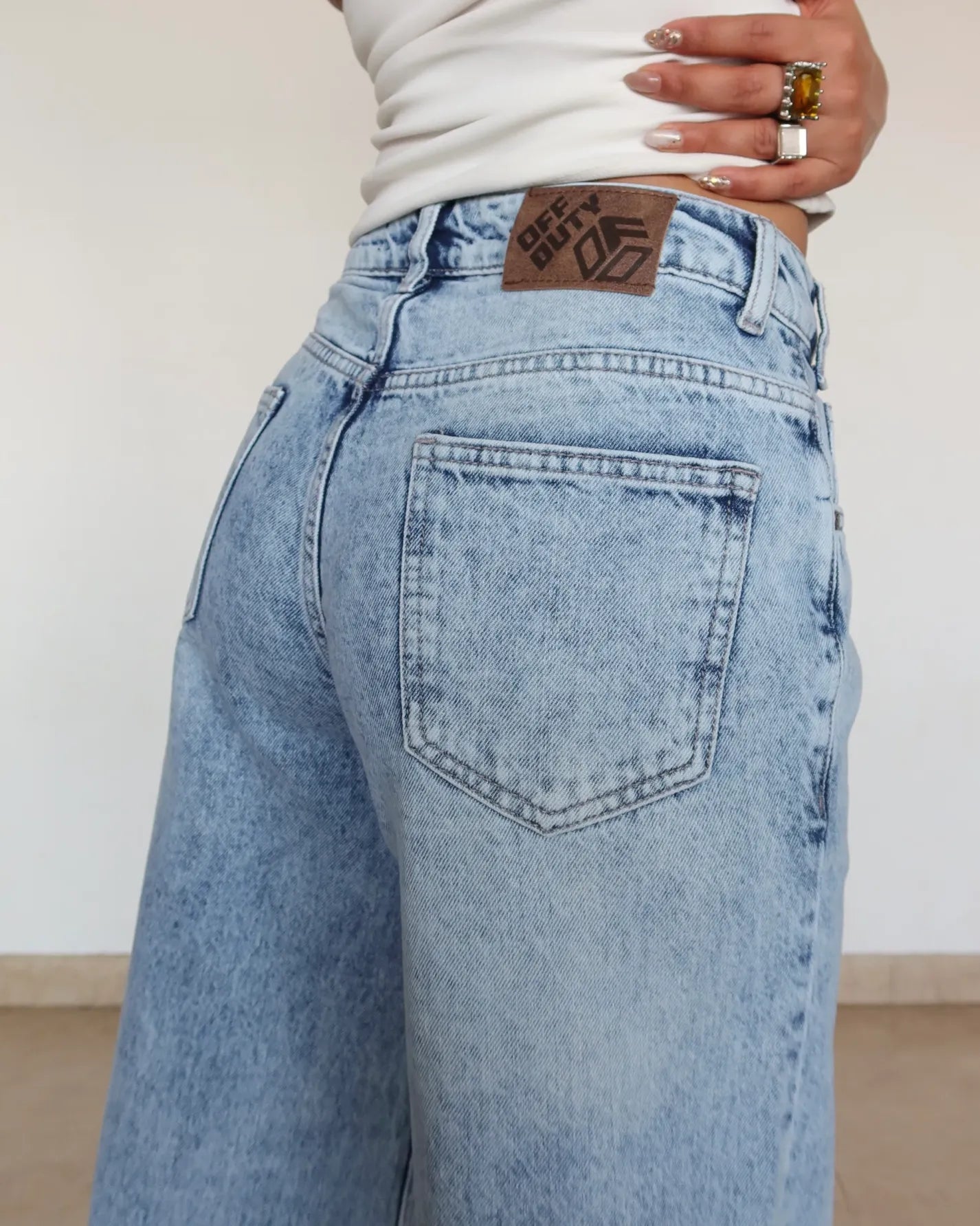 Statement Belt Wide-Leg Jeans
